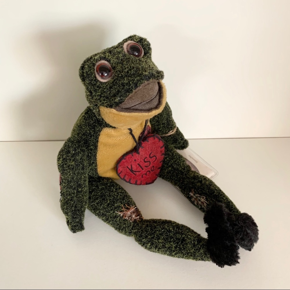 Kissing frog plush decor